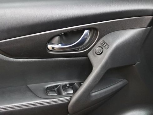 Used 2017 Nissan Rogue SV AWD/4WD image 13