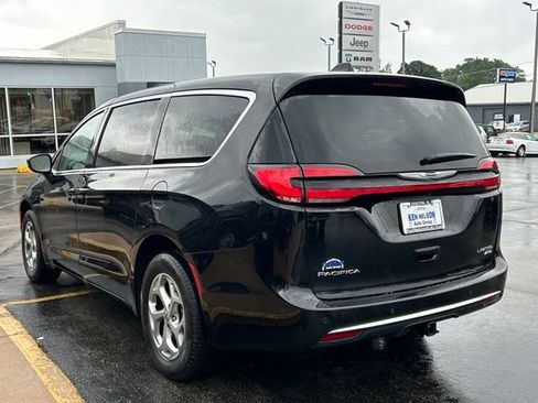 Used 2024 Chrysler Pacifica Limited w/ Uconnect Theater Family Group AWD/4WD image 6
