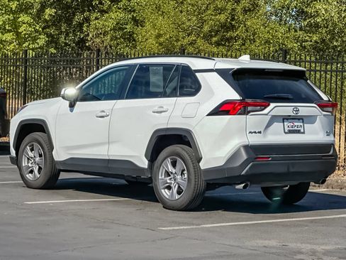 Used 2025 Toyota RAV4 XLE AWD/4WD image 5