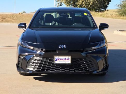 Used 2025 Toyota Camry SE FWD image 2