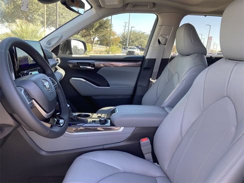 New 2026 Toyota Highlander Limited image 2