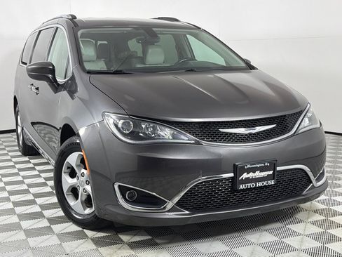 Used 2017 Chrysler Pacifica Touring-L Plus image 2