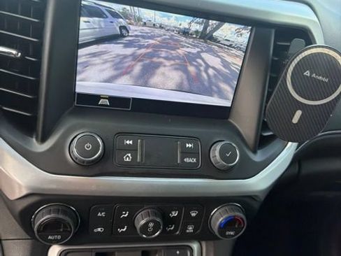 Used 2023 GMC Acadia SLT FWD image 4