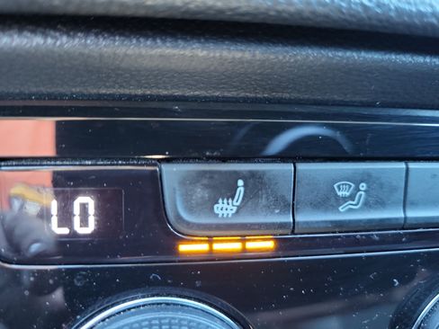 Certified 2024 Volkswagen Taos SE w/ Panoramic Sunroof Package image 30