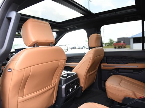 Used 2023 Ford Expedition Platinum RWD image 11