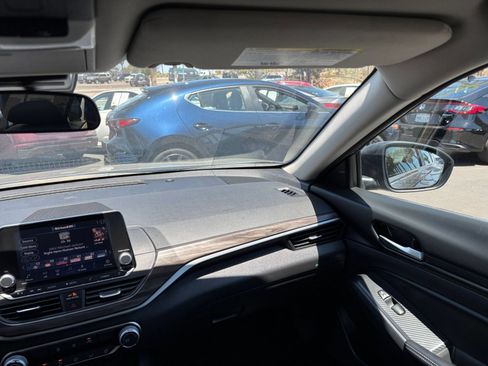 Used 2025 Nissan Altima 2.5 SV FWD image 30