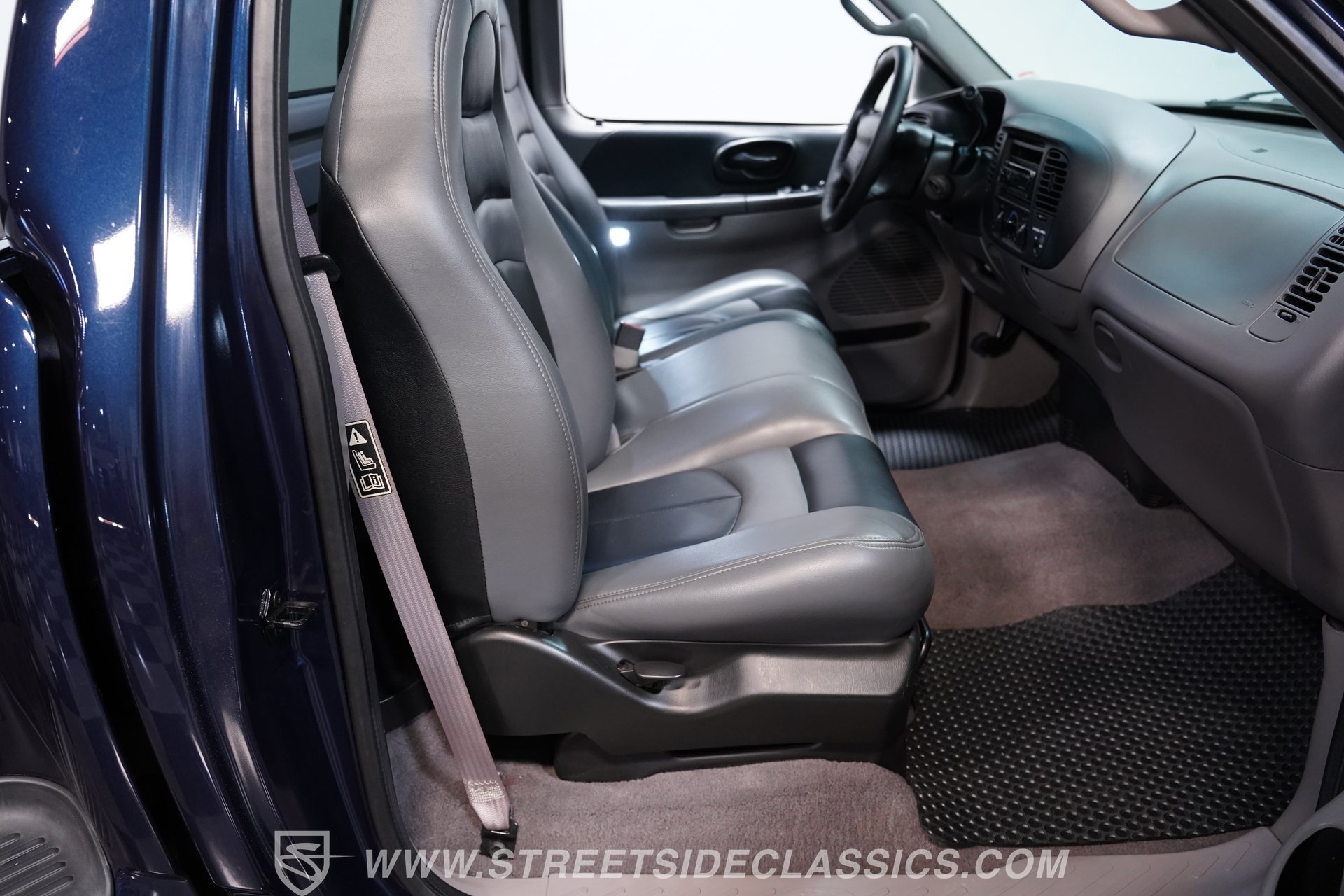 Used 2002 Ford F150 Lightning RWD image 36