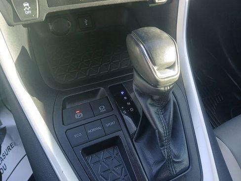 Used 2021 Toyota RAV4 XLE Premium image 28