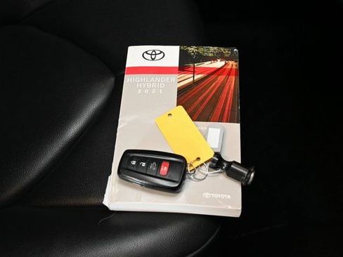 Used 2021 Toyota Highlander XLE image 21