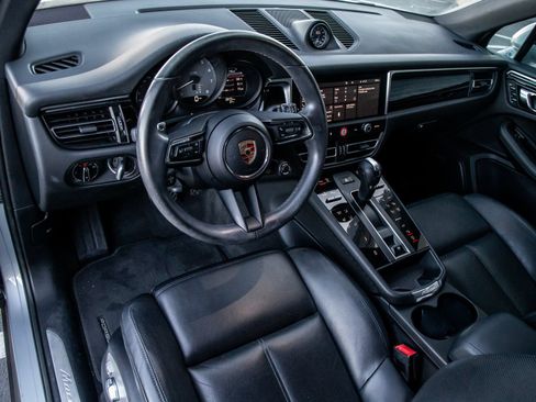 Certified 2024 Porsche Macan S AWD/4WD image 4