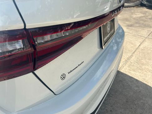 Used 2025 Volkswagen Jetta SE w/ Sunroof Package image 31