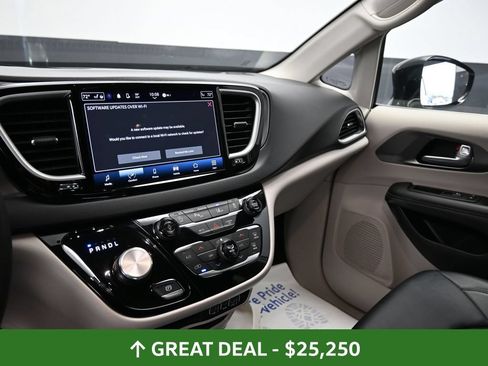 Used 2024 Chrysler Pacifica Touring-L FWD image 25