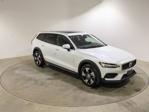 Used 2024 Volvo V60 B5 Cross Country Plus image 7