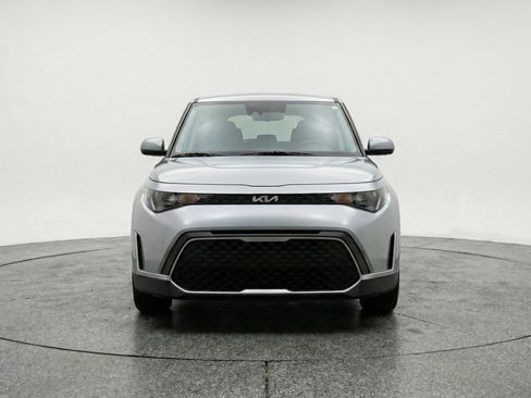 Used 2025 Kia Soul LX w/ LX Technology Package FWD image 2