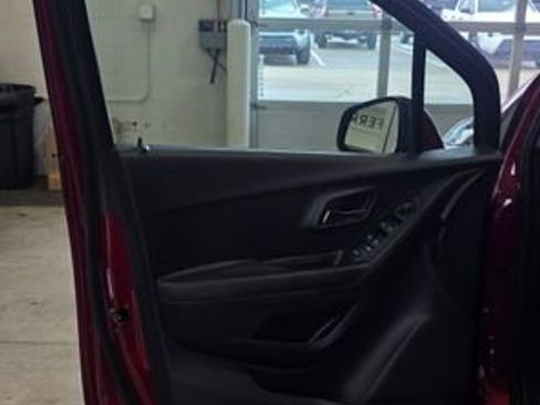 Used 2019 Chevrolet Trax LT w/ LT Convenience Package image 11