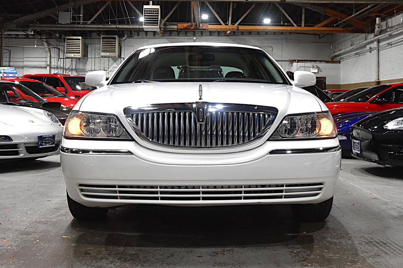 Used 2008 Lincoln Town Car Signature Limited RWD image 2