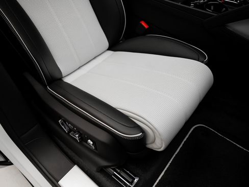 Used 2021 Bentley Bentayga Plug-In Hybrid AWD/4WD image 62