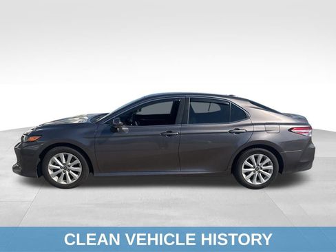 Used 2020 Toyota Camry LE image 3