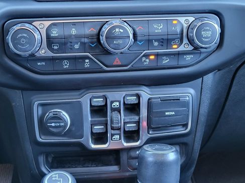 Used 2018 Jeep Wrangler Unlimited Sahara AWD/4WD image 17