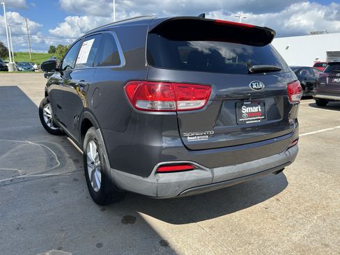 Used 2018 Kia Sorento FWD image 4