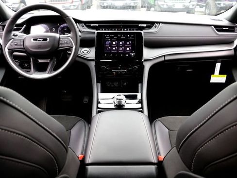 New 2025 Jeep Grand Cherokee L Laredo image 21