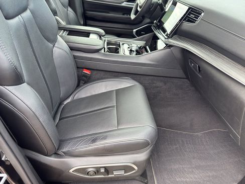 Used 2024 Jeep Wagoneer Series III image 31