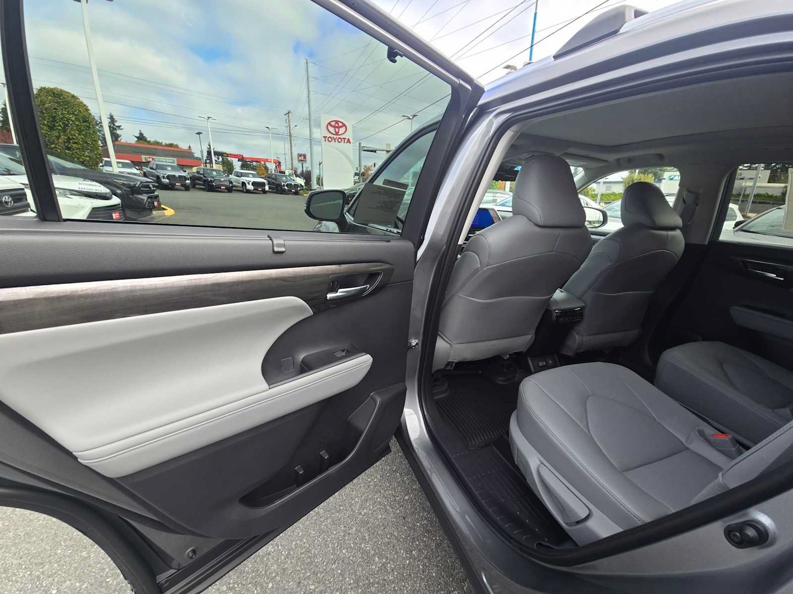 New 2026 Toyota Highlander Platinum AWD/4WD image 15