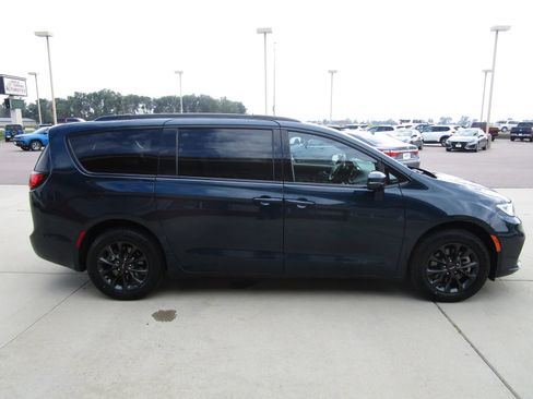 Used 2021 Chrysler Pacifica Touring-L w/ Uconnect Theater Family Group AWD/4WD image 8