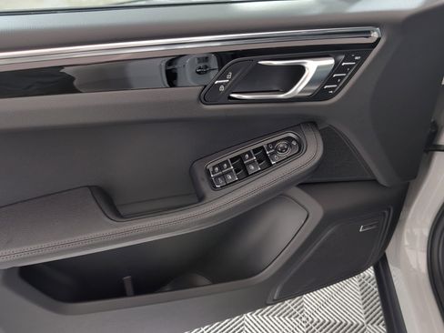 Used 2025 Porsche Macan image 15