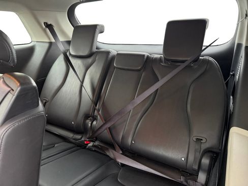 Used 2024 Kia Carnival LX image 12