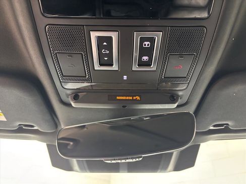 Used 2023 Land Rover Defender 110 SE image 12