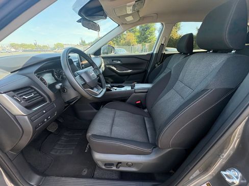 Used 2025 Nissan Rogue SV FWD image 29