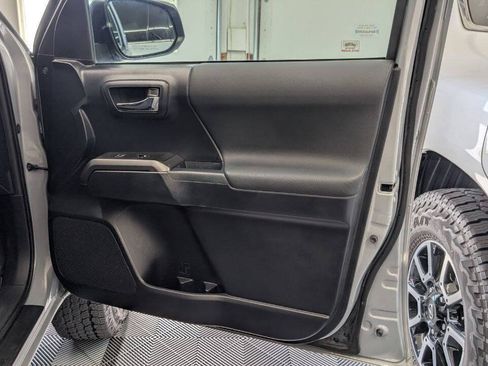 Used 2018 Toyota Tacoma TRD Off-Road w/ Technology Package AWD/4WD image 22