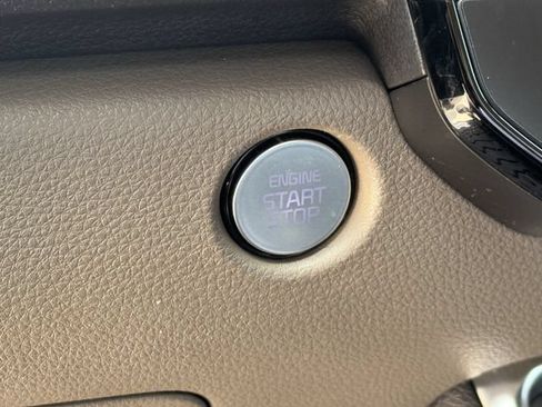 Used 2025 Kia Carnival EX FWD image 31