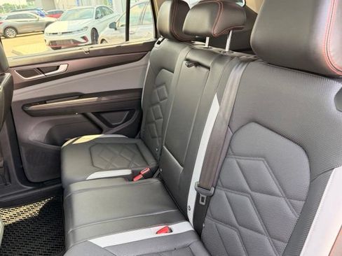 Certified 2024 Volkswagen Atlas Peak Edition SEL AWD/4WD image 10