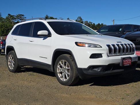 Used 2018 Jeep Cherokee Latitude Plus w/ Comfort/Convenience Group AWD/4WD image 2