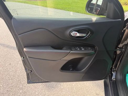 Used 2023 Jeep Cherokee Trailhawk w/ Sun & Sound Group AWD/4WD image 12