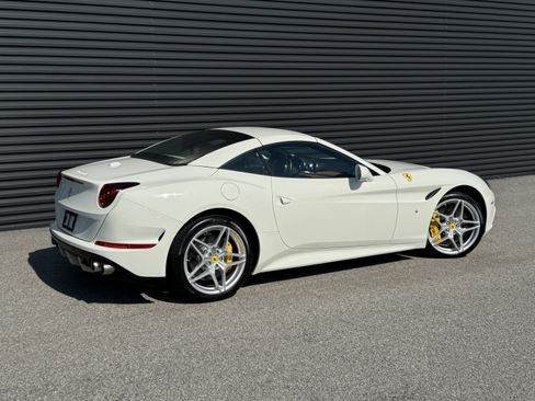 Used 2017 Ferrari California T image 8