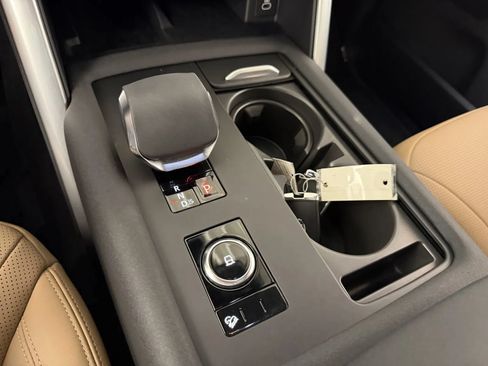 Used 2025 Land Rover Discovery Dynamic SE AWD/4WD image 33
