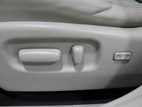 Used 2012 Toyota Highlander SE image 4