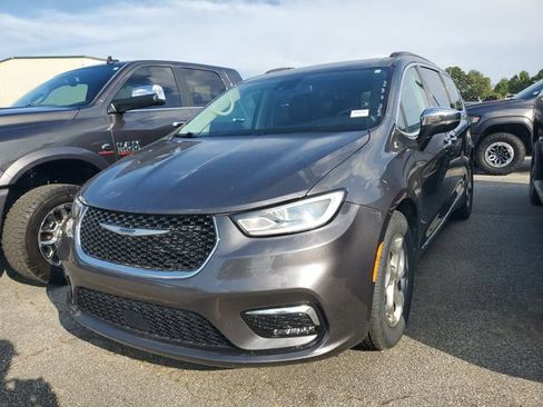 Certified 2023 Chrysler Pacifica Limited FWD image 3