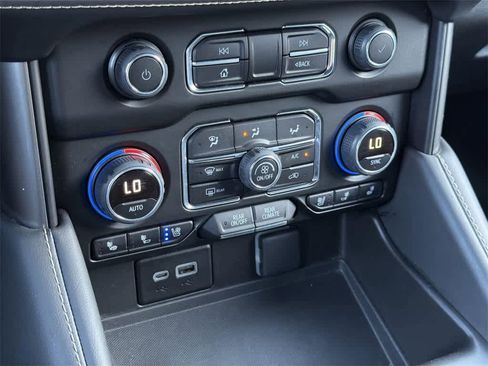 Used 2023 Chevrolet Suburban Premier image 16