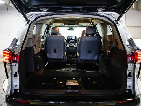 Used 2021 Toyota Sienna Limited image 31