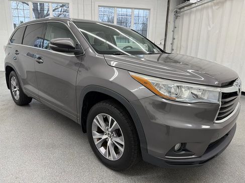 Used 2016 Toyota Highlander Plus w/ Four Season Floor Mat Package image 3