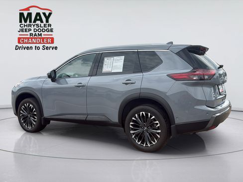 Used 2025 Nissan Rogue SL w/ Tech Package FWD image 5