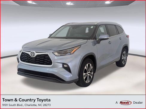 Used 2023 Toyota Highlander XLE image 1