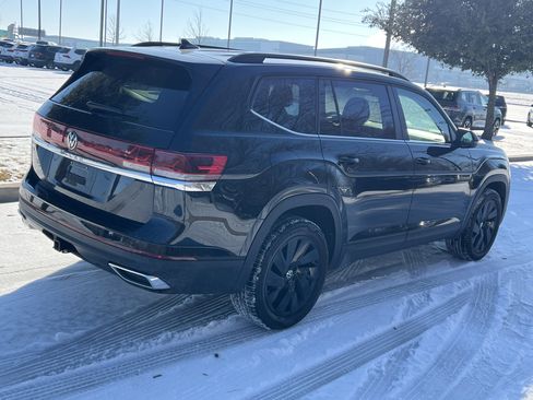 Used 2025 Volkswagen Atlas SE w/ Black Wheel Package image 10