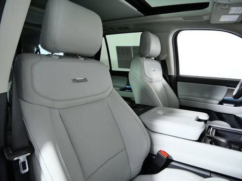 Certified 2025 Ford Expedition Max Platinum w/ Driver's Package AWD/4WD image 12