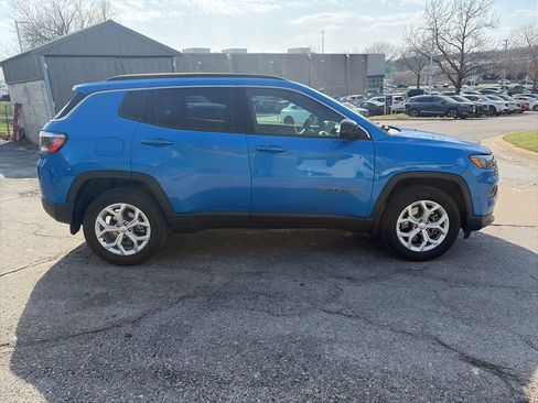 Used 2024 Jeep Compass Latitude image 4
