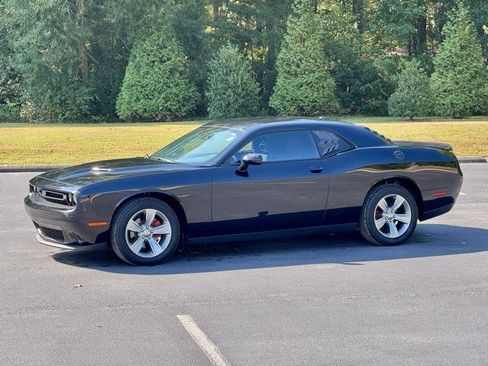 Used 2018 Dodge Challenger SXT image 2